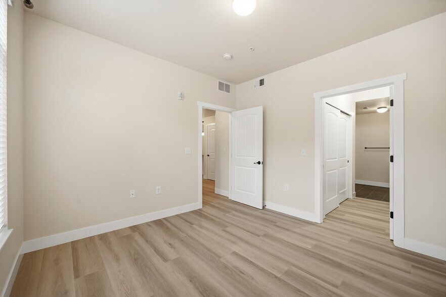 Building Photo - 2445 Windrow Dr