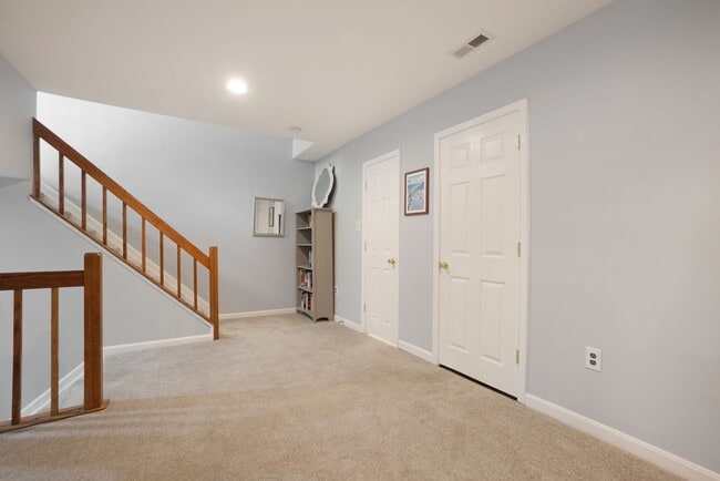 Building Photo - Gorgeous 2BR/3.5BTH Townhome in desirable Neighborhood of StoneyBrook in Rockville