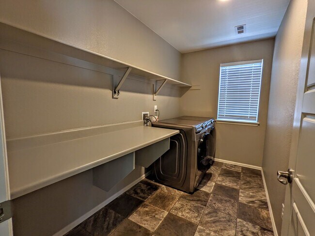 Building Photo - 6152 Gannet Dr