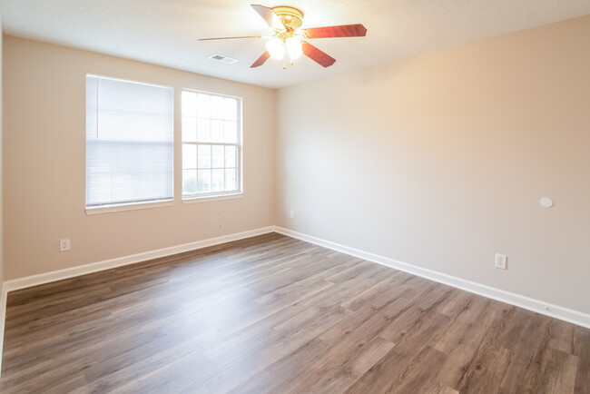 Building Photo - Large Goose Creek Home