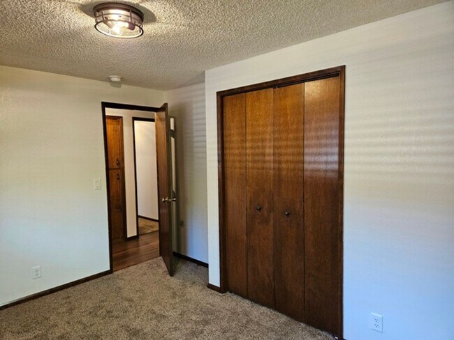 Building Photo - 3Bd/2Ba Single Story Home-For Viewing!