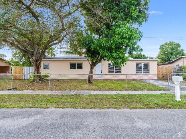 Building Photo - 21200 NE 12th Ct