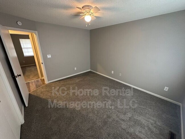 Building Photo - 808 SW Meadowridge Dr