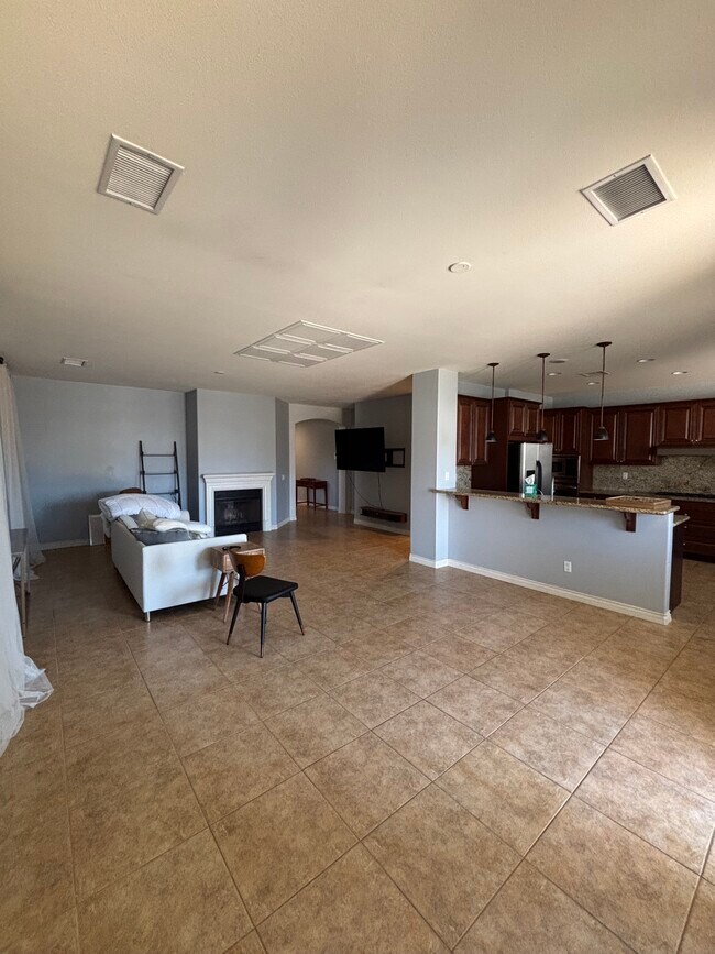 Building Photo - 595 Vista Bonita