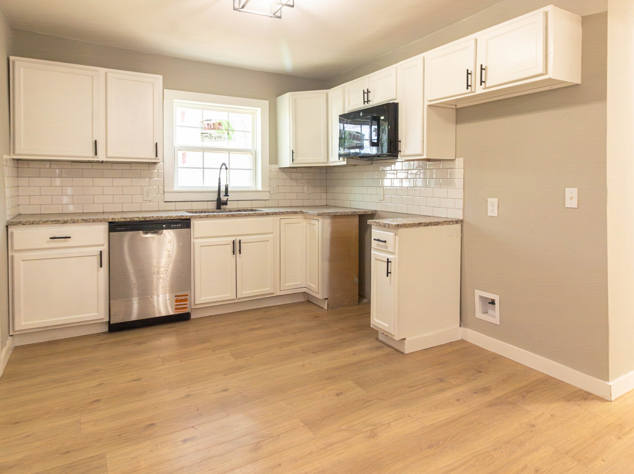 Building Photo - 981 W Oak St