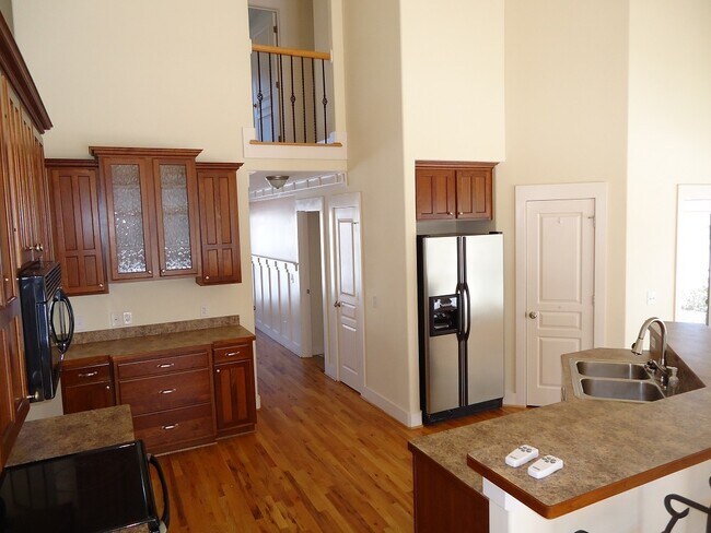 Building Photo - 220 Ruth Cir