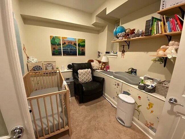 Building Photo - Charming 2 BR/1 BA Apartment in Woodley Park!