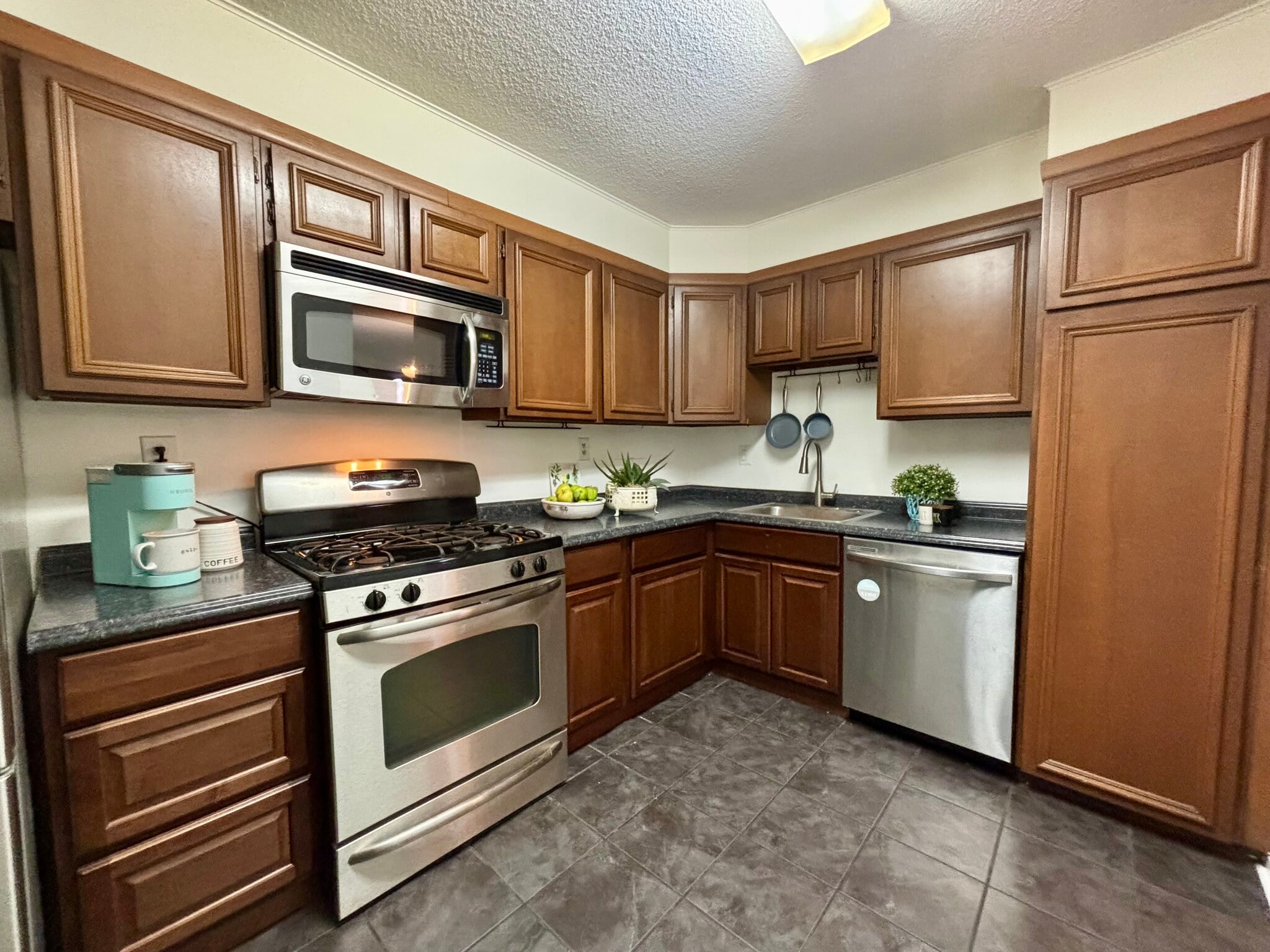 Kitchen with Table Space - 1300 Army Navy Dr