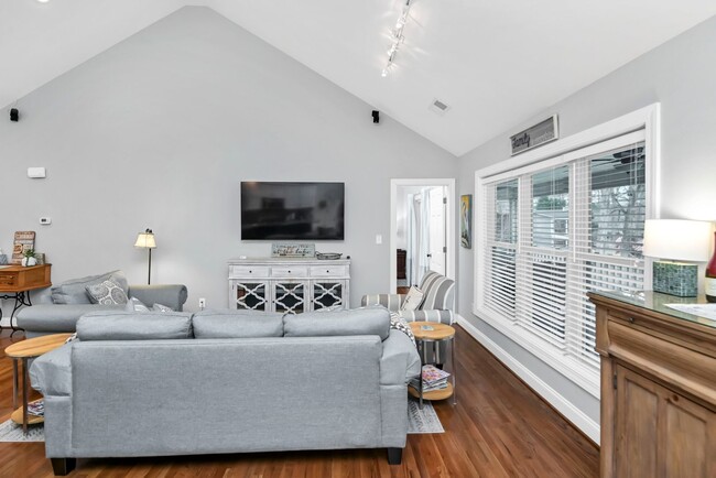 Building Photo - Fully Furnished Mid Term Lease