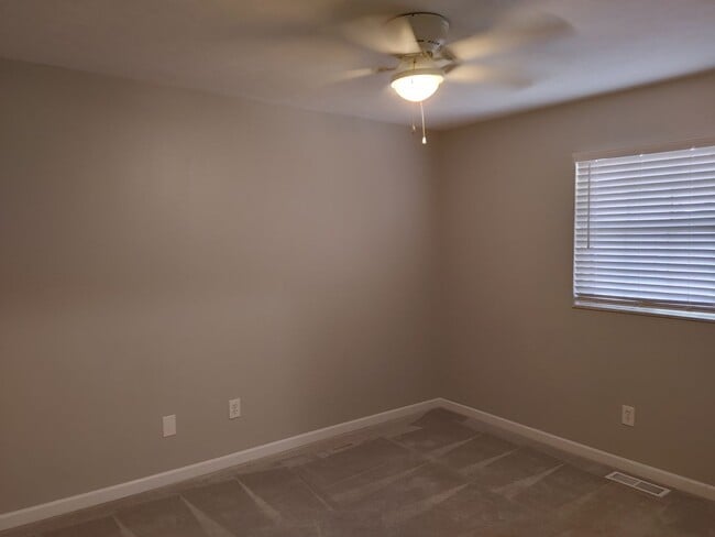 Building Photo - COZY TOWNHOME IN WILLOW TERRACE