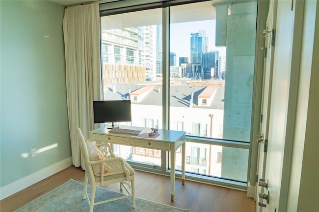 Building Photo - 300 Bowie St