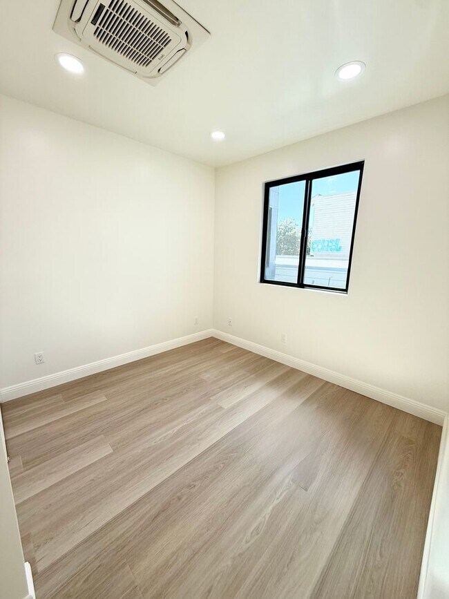 Building Photo - 5840