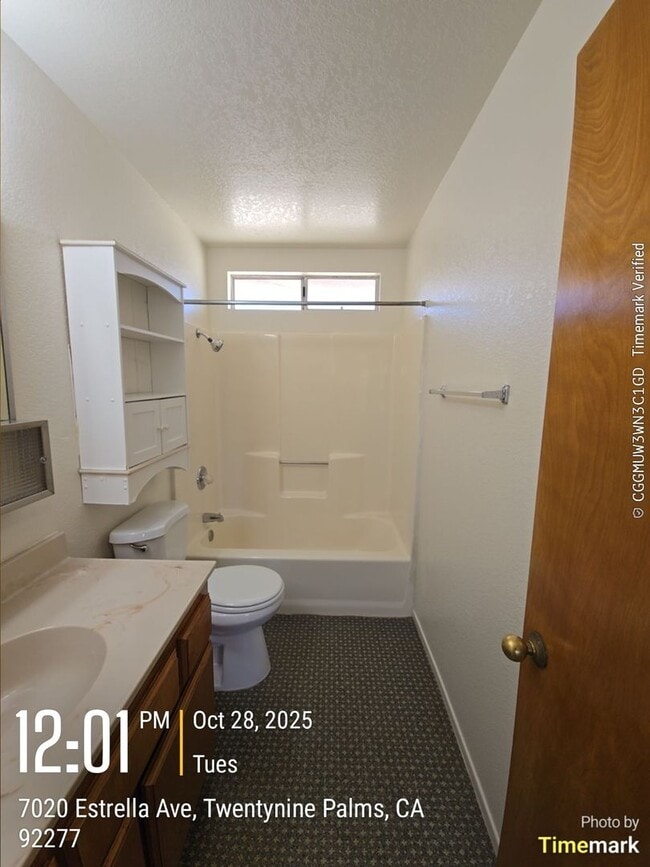 Building Photo - 3 bedroom 2 bath Available now