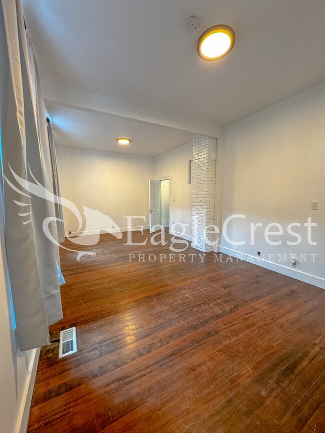Building Photo - Downtown Walla Walla 4 Bedroom Farmhouse with Modern Comforts $200.00 OFF 2nd MONTHS RENT!!!