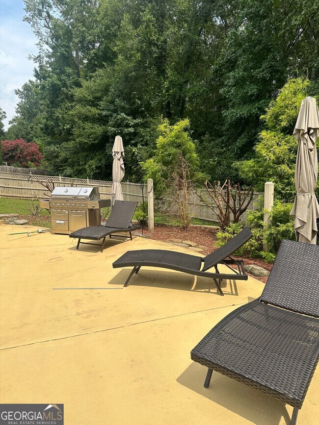 Building Photo - 711 Pine Grove Cir