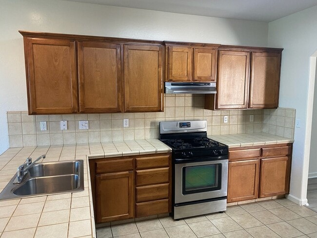 Building Photo - 2022 Muscat Ave