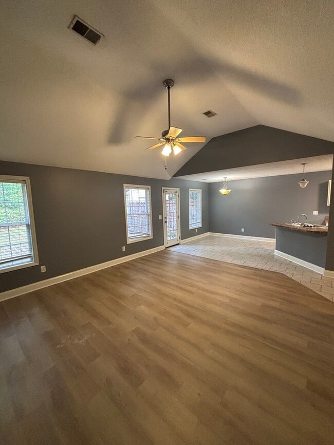 Building Photo - 864 Burnside Dr