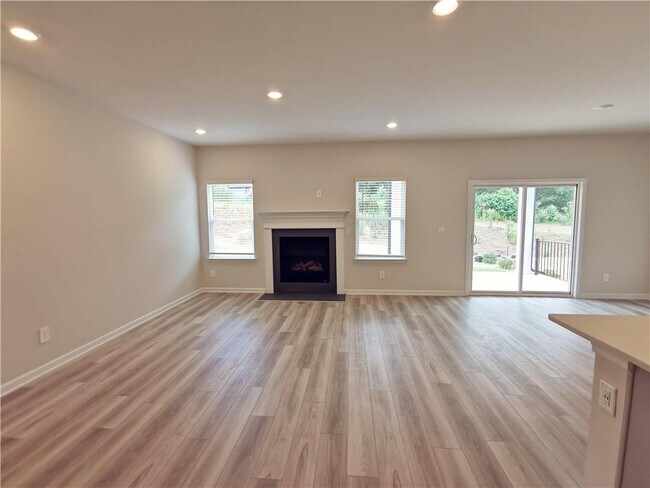 Building Photo - 5814 Un Grv Dr