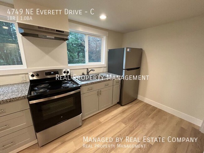Building Photo - 4749 NE Everett Dr