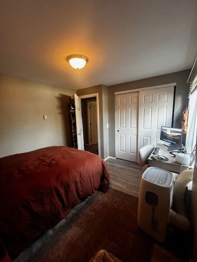 Building Photo - Single level home close to Mt View High School