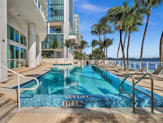 Building Photo - 665 NE 25th St