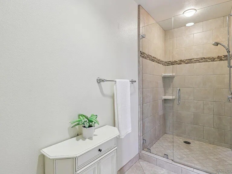 primary bath walk in shower - 877 Island Ave