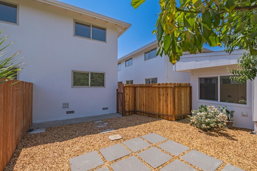 Private Yard space - 344 Pennsylvania Dr