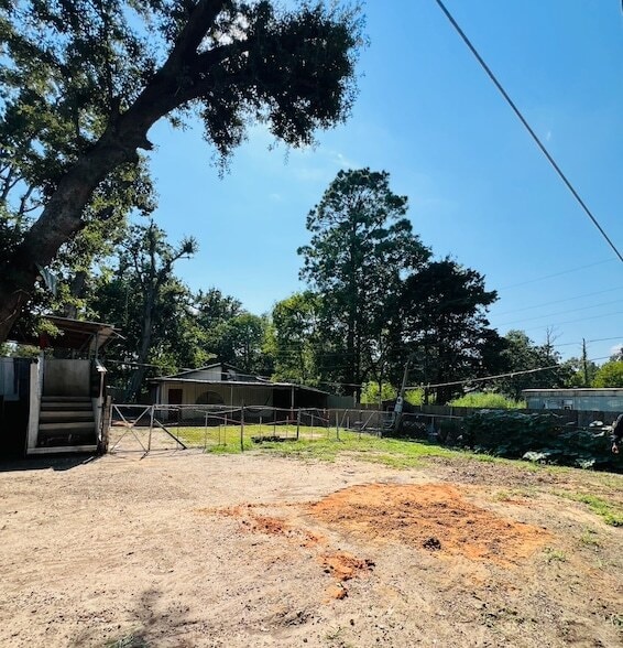 Building Photo - 491 E Sherwood Dr