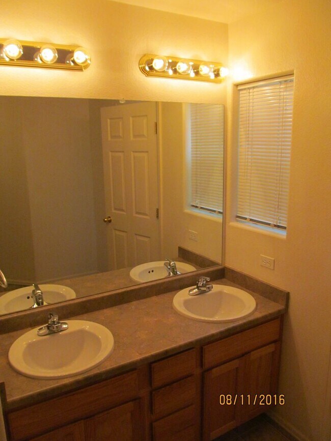 Building Photo - FEELS LIKE HOME! 2BD CONDO with MOUNTAIN VIEWS - Security Deposit Waiver Available