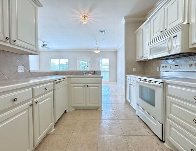 Building Photo - Spacious New Orleans-Style 3BR/2.5BA Townh...