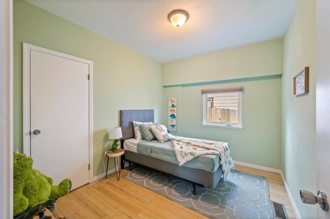 Building Photo - 6900 Thornhill Dr