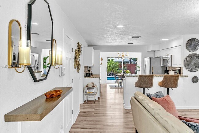Building Photo - 4633 SW 28th Ave