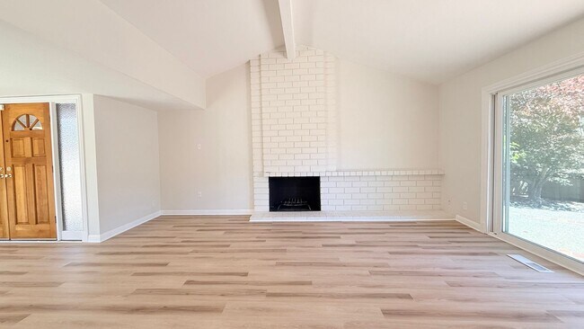 Building Photo - 750 N Paradise Valley Ct