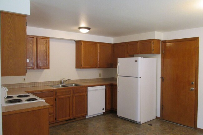 Building Photo - W. Victoria Ave, 482-496