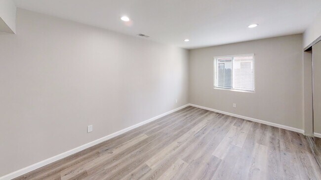 Building Photo - 5BD/2BA with Garage! (Lease out, pending s...