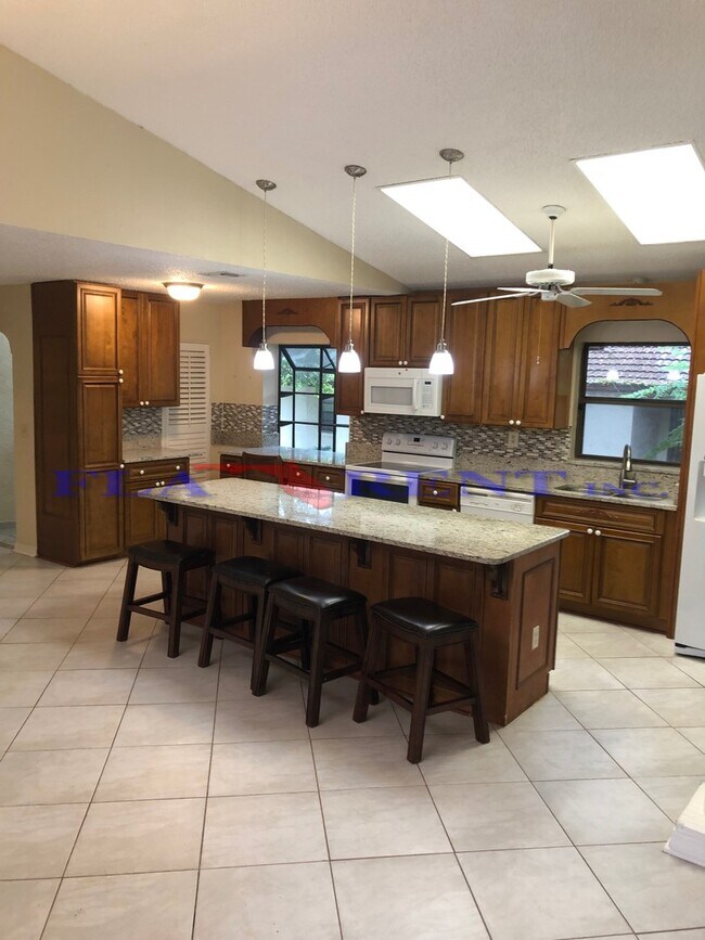 Building Photo - **3/2 Villa with pool in Tuscawilla**