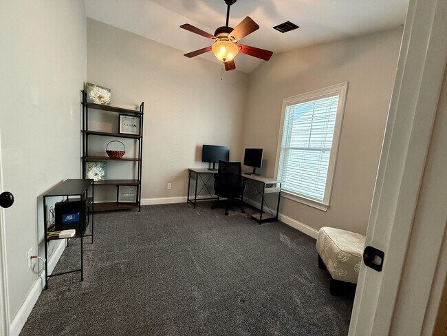Building Photo - 633 Dunrobin Ln