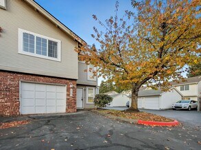 Building Photo - Kent East Hill Townhome with Garage & Patio