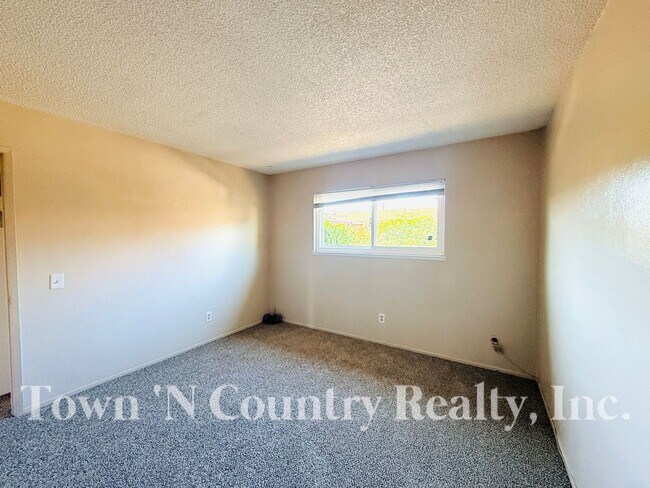 Building Photo - 215 W Alvin Dr