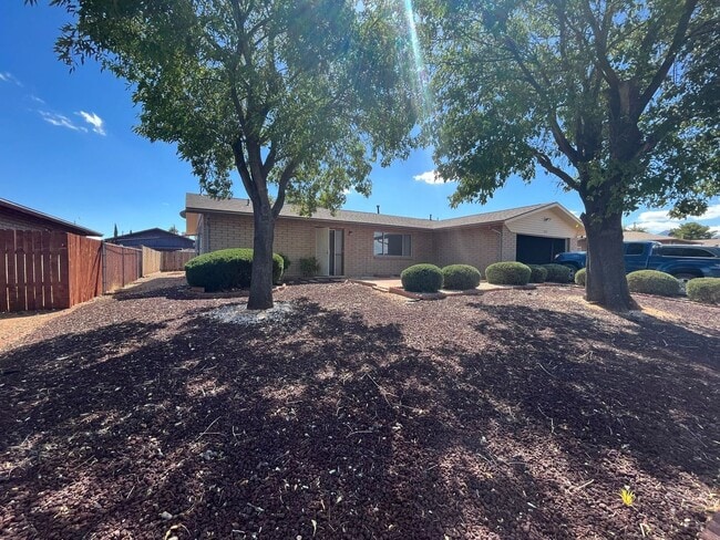 Building Photo - 3 bedroom home with large family room