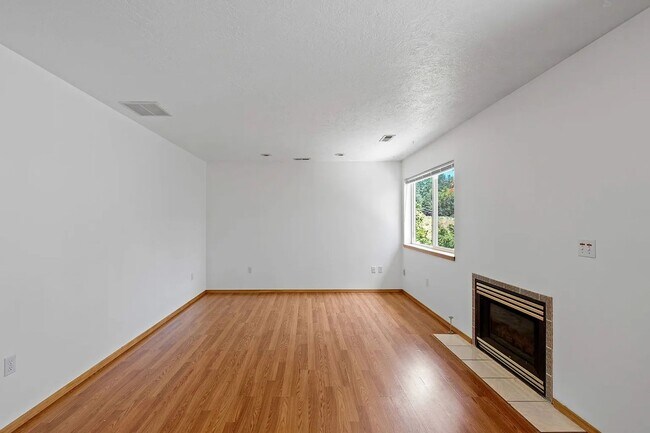 Building Photo - 1327 W Qualchan Dr
