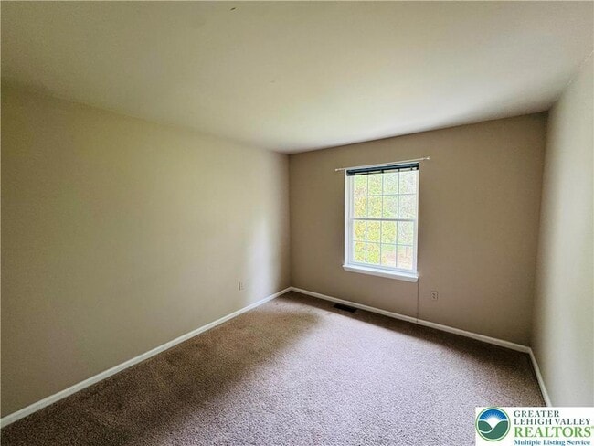 Building Photo - 102 Quaker Dr