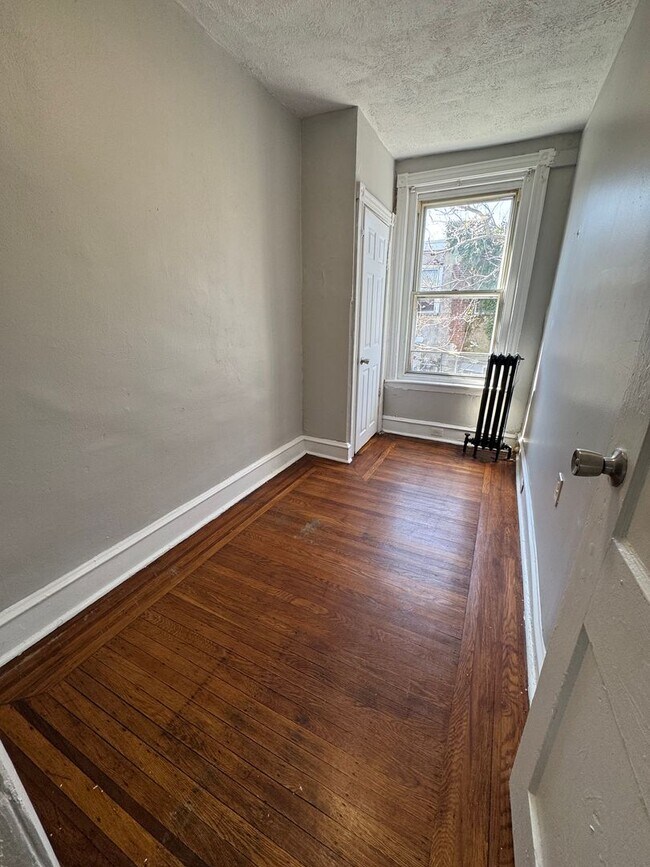 Building Photo - Charming 3BR Home with Private Fenced Yard  Cozy Comfort