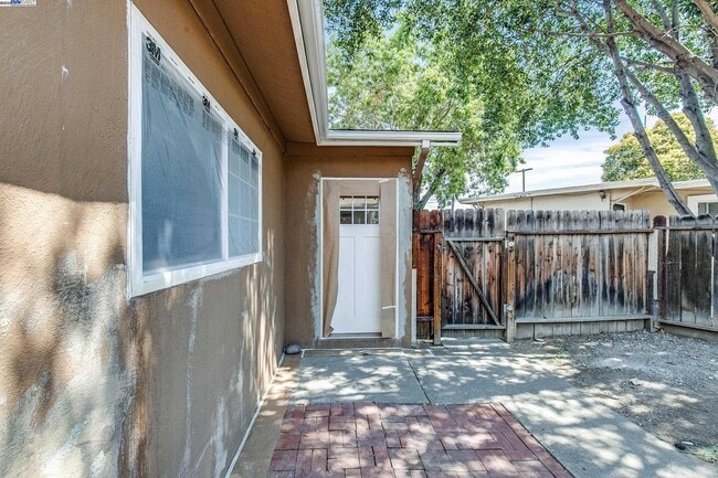 Building Photo - 1167 Holmes Ct