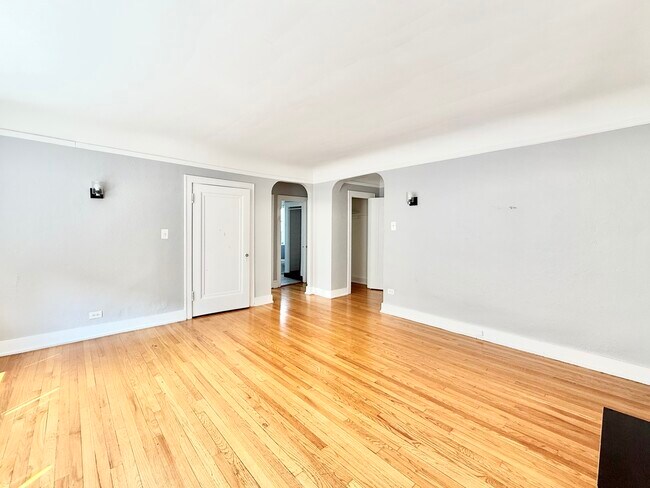 Building Photo - 2801 W Lunt Ave