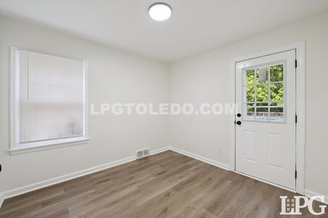 Building Photo - 3714 Wallwerth Dr