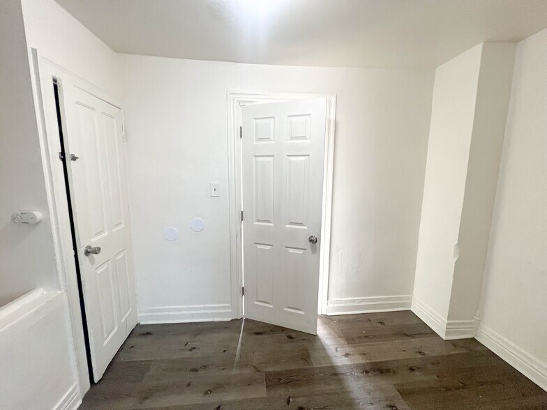 Building Photo - 117 1/2 N Penn St