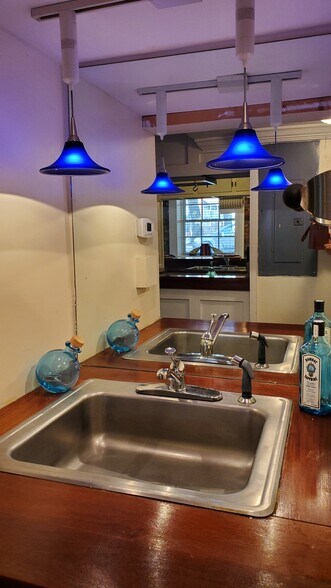 wet bar - 101 W Oglethorpe Ave