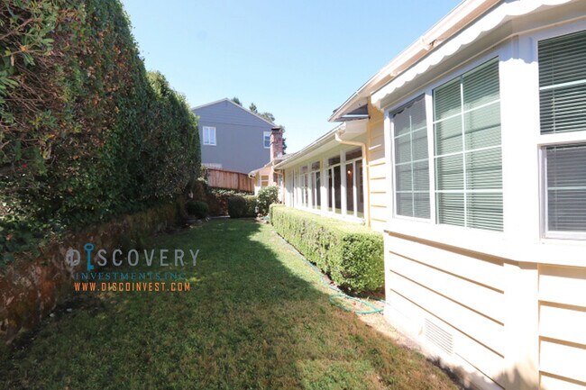 Building Photo - Oakmore Ranch Style Home