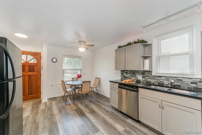 Building Photo - 305 E Granet Ave